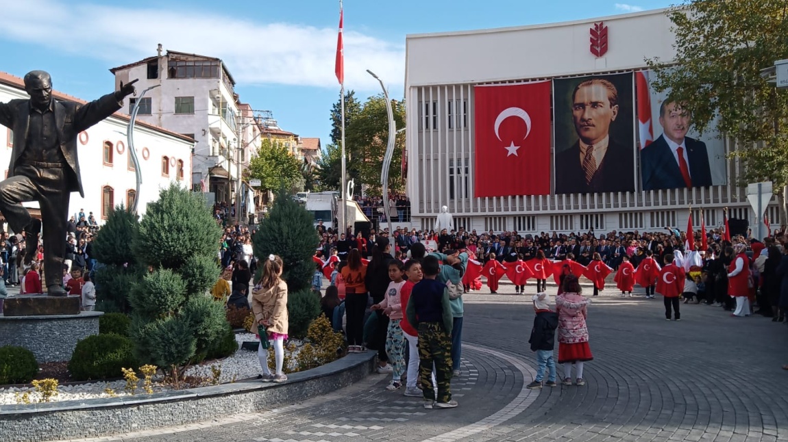 OKULUMUZ İLÇEMİZDE DÜZENLENEN 29 EKİM CUMHURİYET BAYRAMI ETKİNLİKLERİNE KATILDI